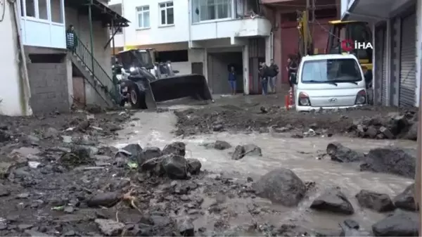 Duroğlu'da sel ve heyelan: Bir ev yıkıldı, bir kişiden haber alınamadı