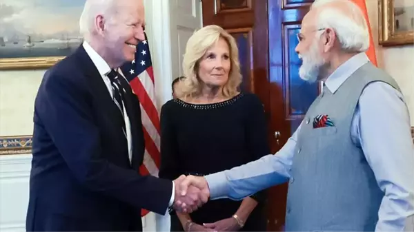 Joe Biden'ın Hindistan Başbakanı Narendra Modi'nin elini uzun süre bırakmayınca eşi ne yapacağını şaşırdı