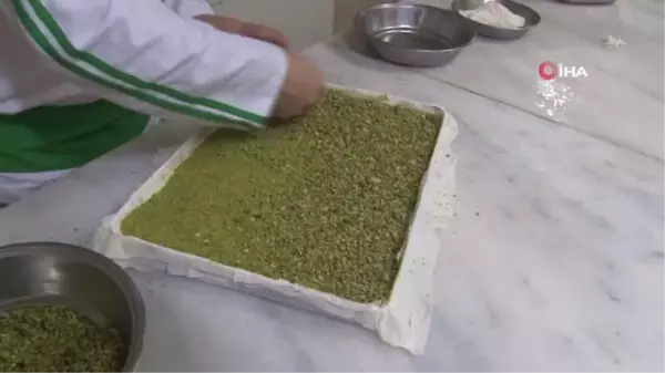 Taş fırında pişen bayramlık baklavalar tezgahta