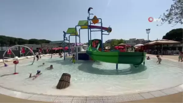 Aydınlı çocuklar Büyükşehir Belediyesi'nin aquaparkı ile serinliyor