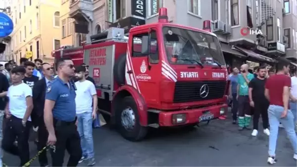 Taksim'de intihar etmek isteyen şahsı polis ekipleri kelepçeleyerek kurtardı