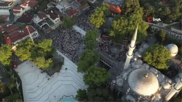 Eyüp Sultan Camisi'nde Bayram Namazı Coşkusu