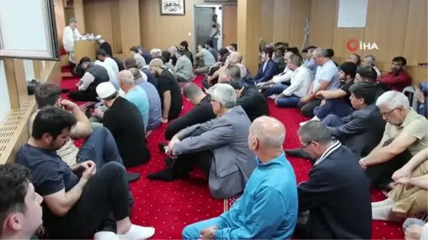 Paris'te Kurban Bayramı namazında camiler doldu taştı