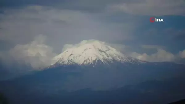 Türkiye'nin doğu ucunda yükselen Ağrı Dağı heybetiyle görenleri hayran bırakıyor