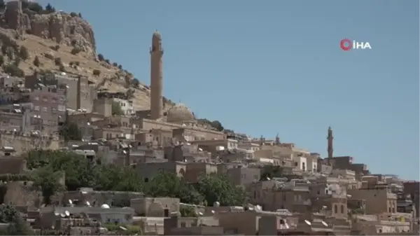 Ziyaretçi akınına uğrayan Mardin'de kilometrelerce araç kuyruğu oluştu