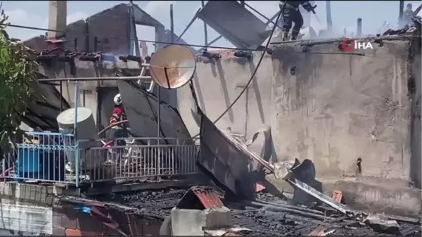 Uşak'ta çıkan yangın müstakil evi kullanılmaz hale getirdi