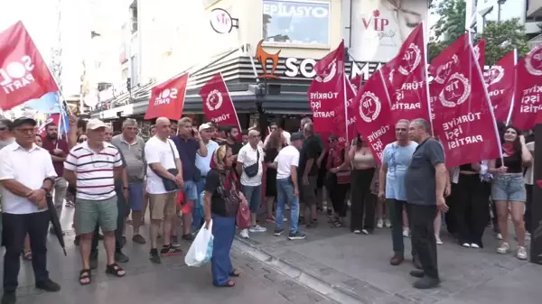 Sivas Katliamı'nın 30. Yılı Dolayısıyla İzmir'de Anma Etkinliği Düzenlendi, Hayatını Kaybedenler İçin Denize Karanfil Bırakıldı