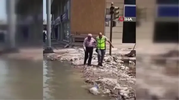 Yaşlı adamı sırtında taşıyan polis memuru, takdir topladı