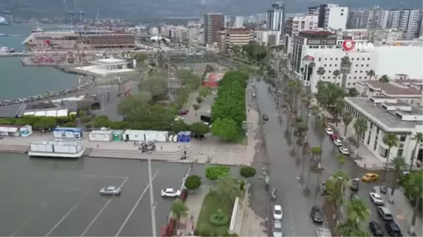 İskenderun'da sahil şeridi yine sular altında kaldı