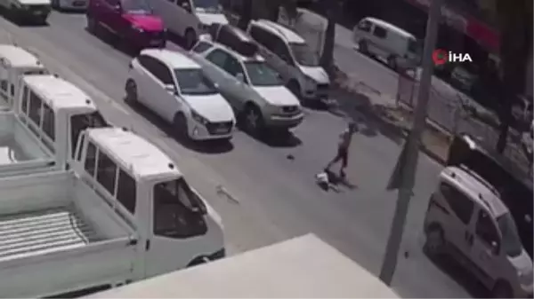 Antalya'da koşarak yolun karşısına geçen 2 çocuğa otomobilin çarptığı anlar kamerada