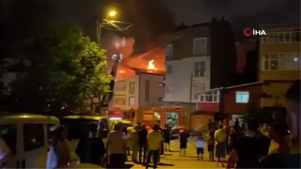 Pendik'te 2 Katlı Binanın Çatı Katı Alev Alev Yandı