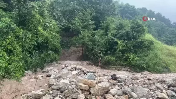 Aşırı yağışlar Yığılca yolunu kısmen trafiğe kapattı