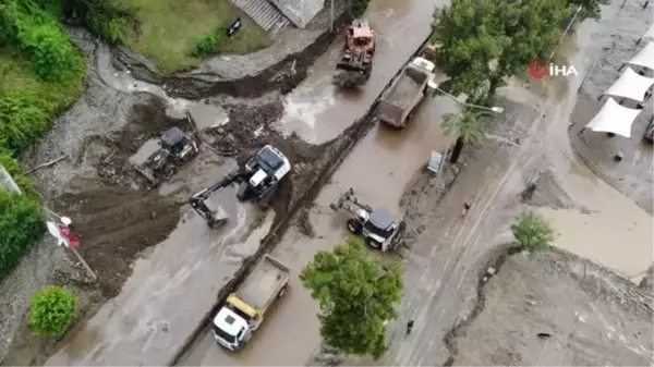 Ordu'da sel ve heyelan sonrası kapanan sahil yolu böyle görüntülendi