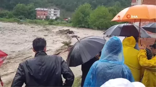 Yenice'de sağanak nedeniyle köprü trafiğe kapatıldı