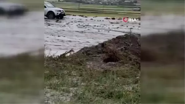 Ağrı'da sel yolu trafiğe kapattı