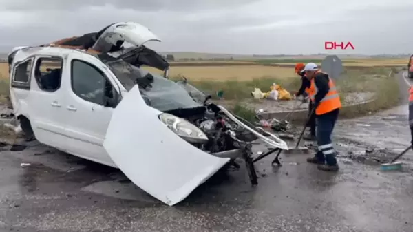 Şarkışla'da Vinç ile Hafif Ticari Araç Çarpıştı: 2 Ölü, 4 Yaralı