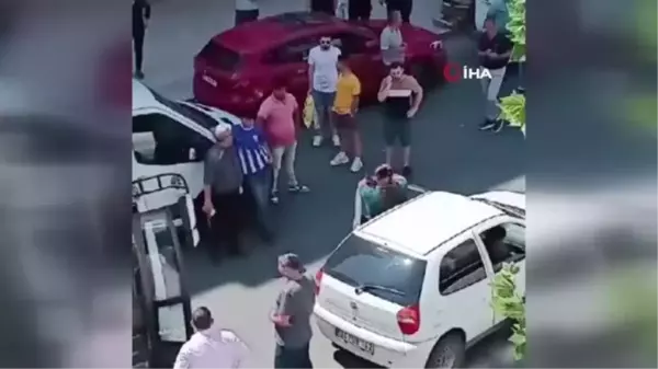 Park halindeki araçlara sinirlenen vatandaştan yol ortasında protesto