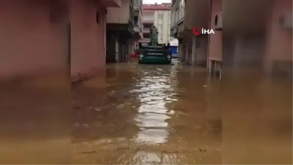 Sel nedeniyle ev ve iş yerlerinde mahsur kalan vatandaşlar botlarla kurtarıldı