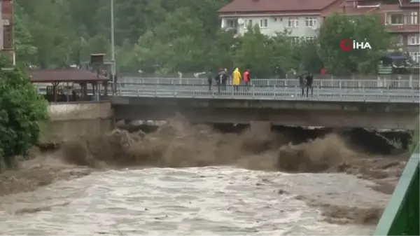 Yenice'de sağanak nedeniyle köprü trafiğe kapatıldı