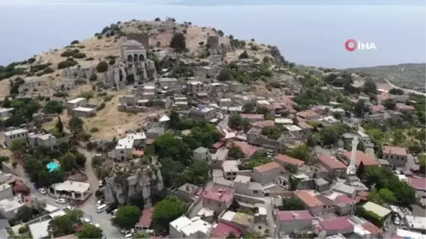 63 yıldır, Assos'u gezen turistlerin anılarını 35 defterde biriktirdi