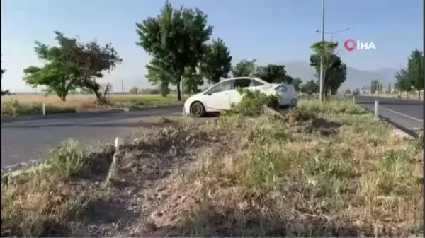 Ağaçları devirerek durabilen otomobilde 2 kişi yaralandı