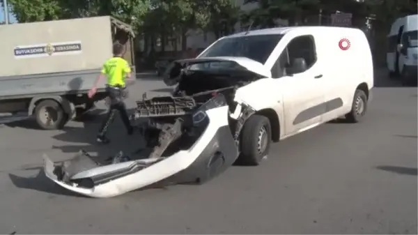 Ankara'da freni boşalan servis aracı 3 otomobile çarptı: 2 yaralı