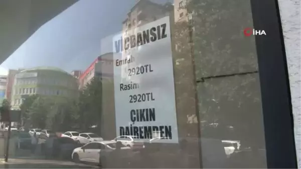 Maltepe'de kira zammında anlaşamayan ev sahibi bina girişine yazı astı: 'Vicdansız, dairemden çıkın'