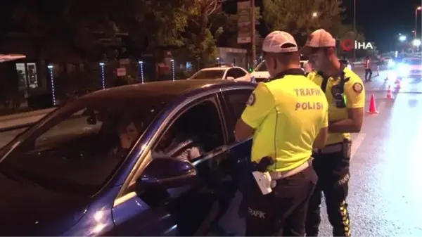 Kadıköy'de ehliyetsiz takılan sürücüden şaşırtan tepki