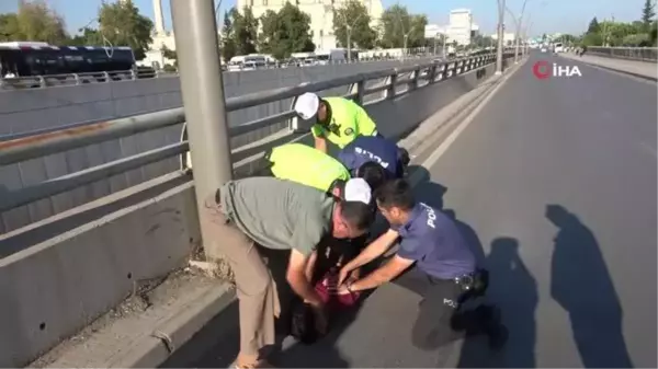 Köprüde kendini jiletleyen ve dini değerlere küfür eden şahıs polis tarafından etkisiz hale getirildi