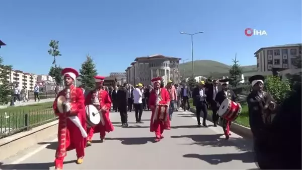 Renkli görüntülere sahne olan Dede Korkut coşkusu meydanlara taştı