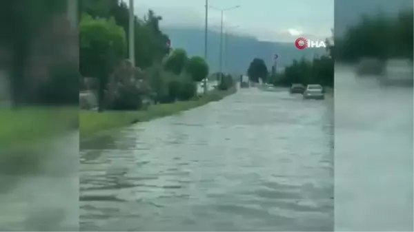 Sağanak Tokat'ta yolları göle çevirdi