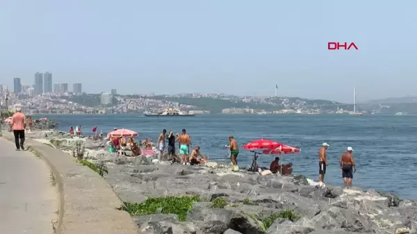 İstanbul'da Sıcak Havada Serinlemek İçin Denize ve Gölgeye Akın