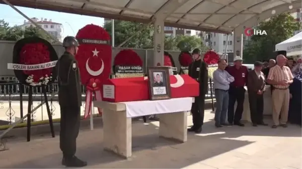 Şehide yürek yakan veda: Eşinin askeri kıyafetini giydi, tabutuna sarılıp gözyaşı döktü