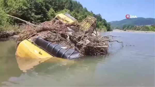 Sele kapılan iş makinasının enkazı günler sonra çıkarıldı