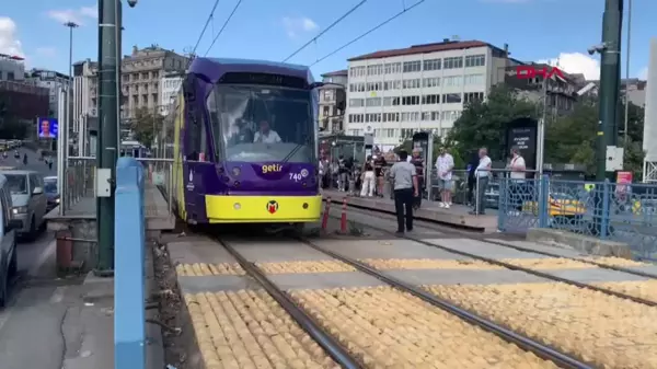 GALATA KÖPRÜSÜ'NDE CİPİYLE TRAMVAY YOLUNA GİRDİ, SEFERLER DURDU - 2