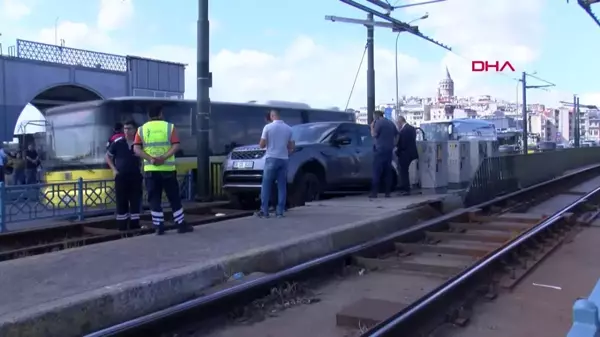 Galata Köprüsü'nde Tramvay Yoluna Giren Cip Kaldırıldı, Seferler Normale Döndü