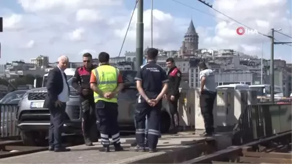 Lüks araç tramvay yoluna girip raylarda asılı kaldı