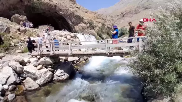 Van'da Sıcaktan Bunalanlar Müküs Çayı'nda Serinliyor