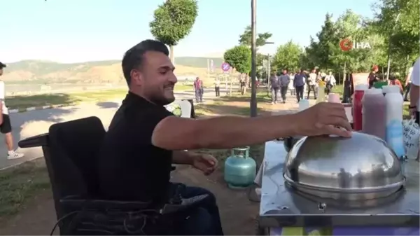 Hastalığı çalışmasına engel olmadı... Tekerlekli sandalyesiyle ekmeğini kazanıyor