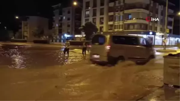 İzmir'de ana boru patladı, 2 mahalleyi su bastı