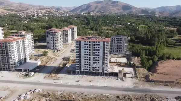 Malatya'da ağır hasarlı bina patlayıcıyla yıkıldı