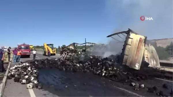 Kayseri-Ankara Karayolu'nda İplik Yüklü Tırın Kasasında Yangın Çıktı