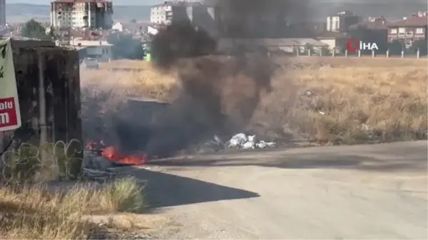 Eskişehir'de Kimliği Belirsiz Kişi Tarafından Çıkarılan Ot Yangını Kepçe Operatörü Tarafından Söndürüldü