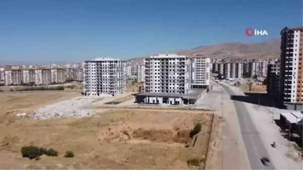 Malatya'da evlerin yıkımı devam ederken vatandaşlar gözyaşlarıyla izledi