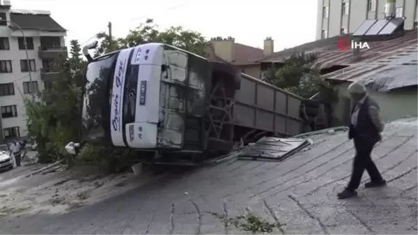 Tur otobüsü, evin bahçesine devrildi: 26 yaralı