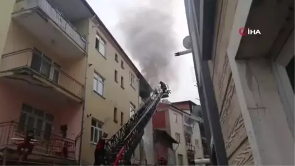 Tokat'ta bir apartman dairesinde çıkan yangın paniğe neden oldu