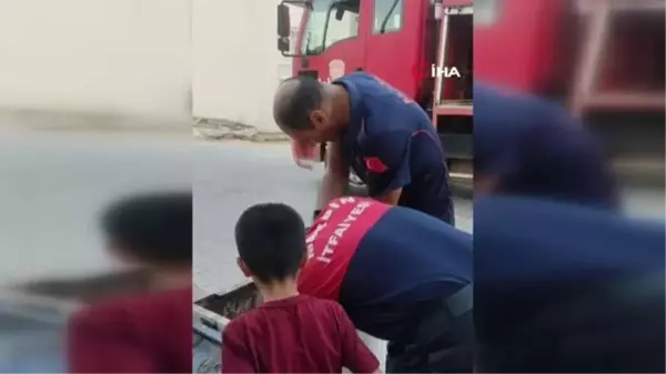 Yeraltı çöp konteynerine atılan kaplumbağayı itfaiye ekipleri kurtardı