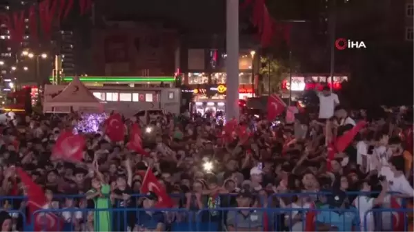 Rafet El Roman Esenyurt'ta Gençlik Festivali'nde Şarkılarını Söyledi