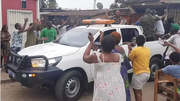 Gabon'da caddelerde toplanan halk, ordunun yönetime el koymasını kutladı