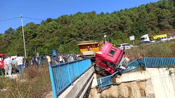 Beykoz'da Hafriyat Kamyonu ile Otomobil Çarpıştı